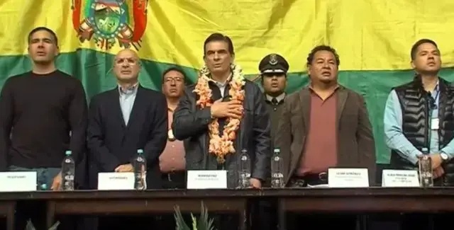 El presidente Rodrigo Paz (c) en el encuentro del Comité Multisectorial en Oruro.