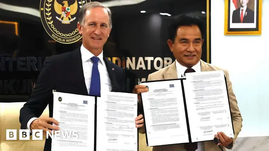 El embajador de Países Bajos en Indonesia y el ministro indonesio de Derechos Humanos firman el acuerdo.