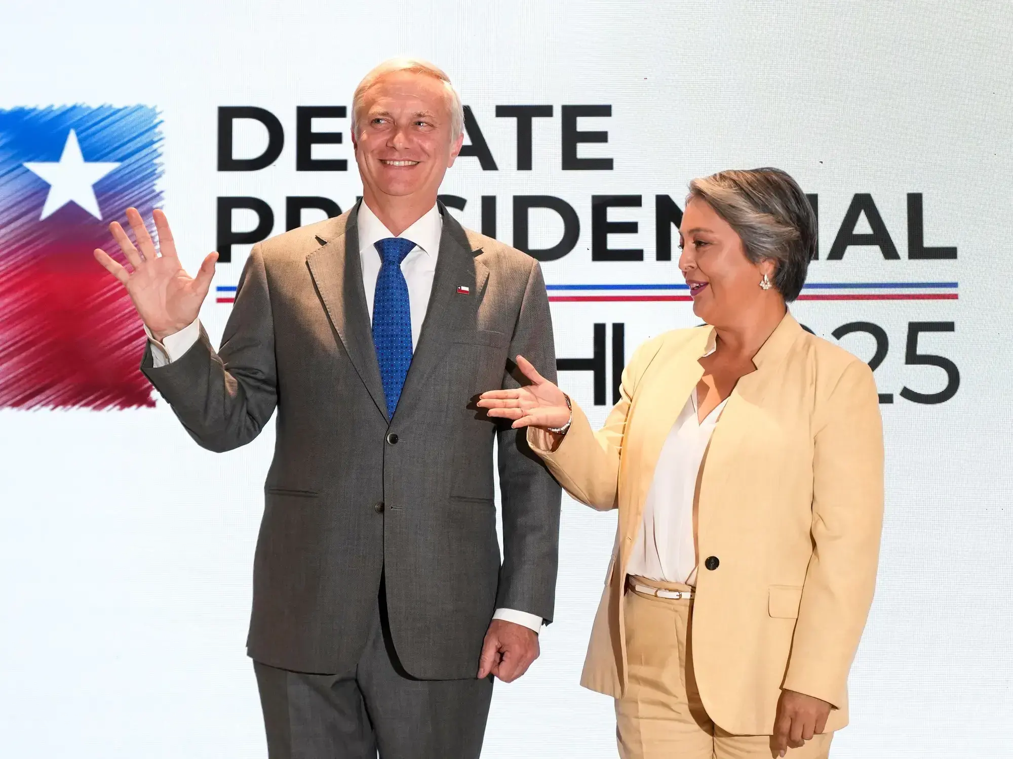 José Antonio Kast y Jeannette Jara posan durante el debate en Santiago, Chile.