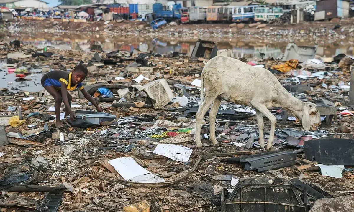 Un niño trabaja recolectando residuos electrónicos en el vertedero de Agbogbloshie, Ghana.