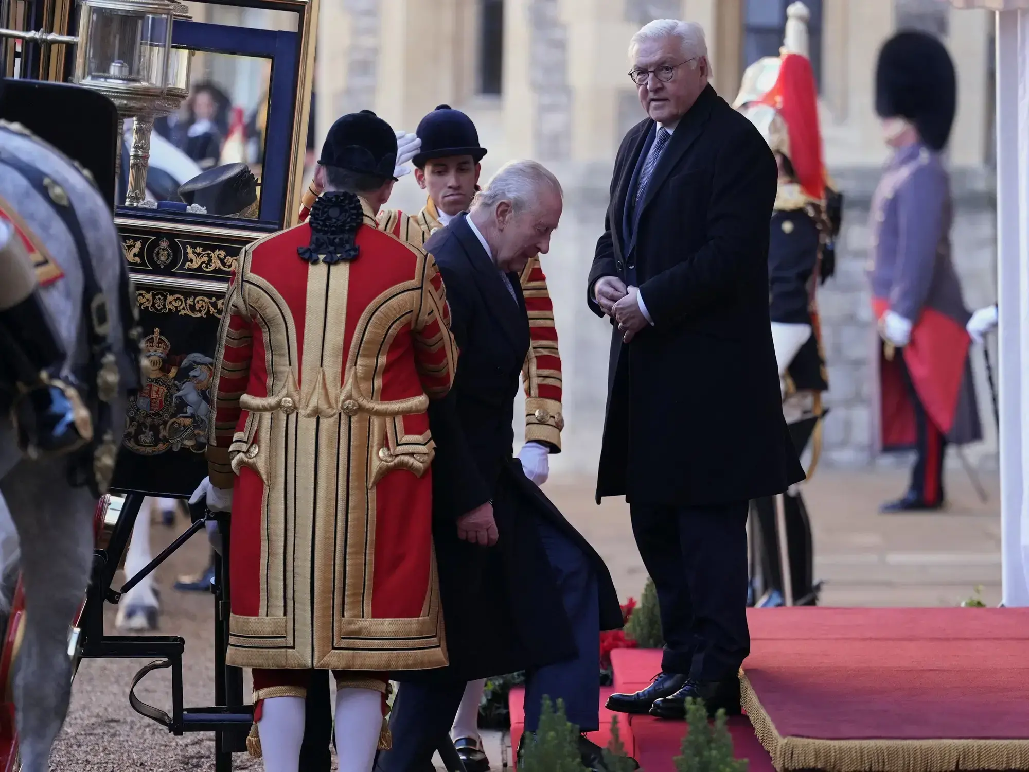 El presidente alemán Frank-Walter Steinmeier y el rey Carlos III de Gran Bretaña llegan al Castillo de Windsor.