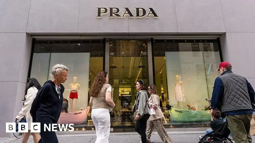Logotipos de las marcas Prada y Versace