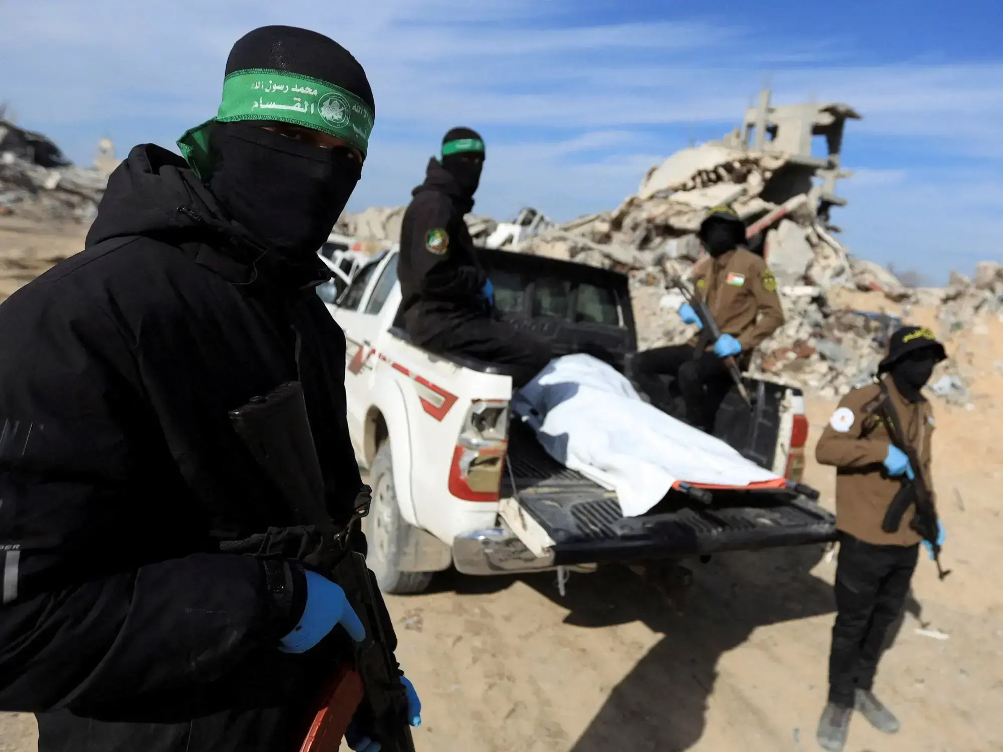 Milicianos de Hamas recuperan un cuerpo en Gaza.