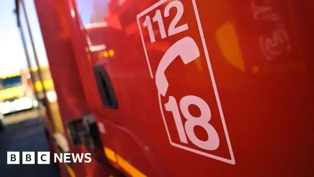Bomberos retirando el vehículo de la piscina tras el accidente.