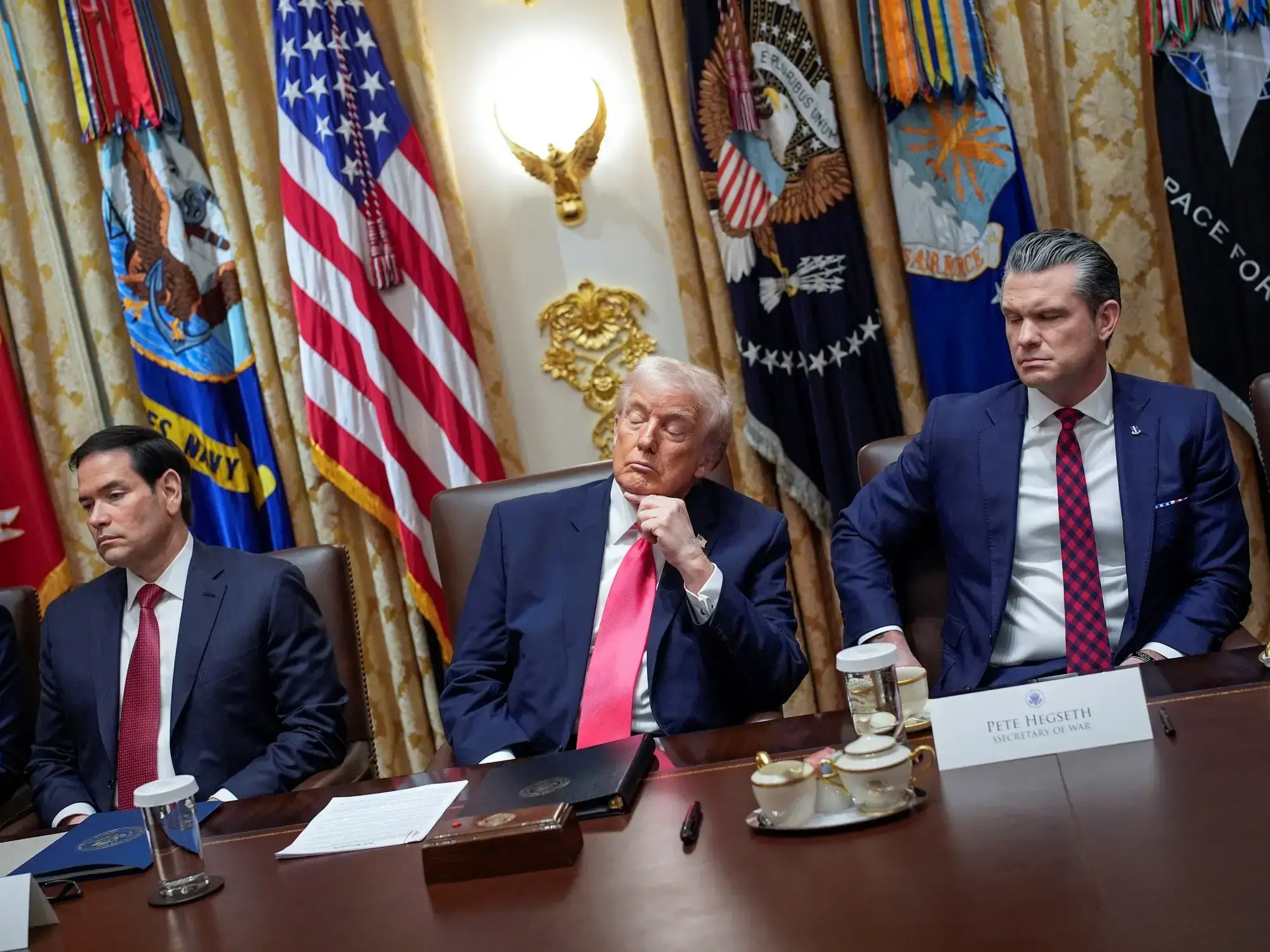 Donald Trump entrecierra los ojos durante una reunión de gabinete en la Casa Blanca.