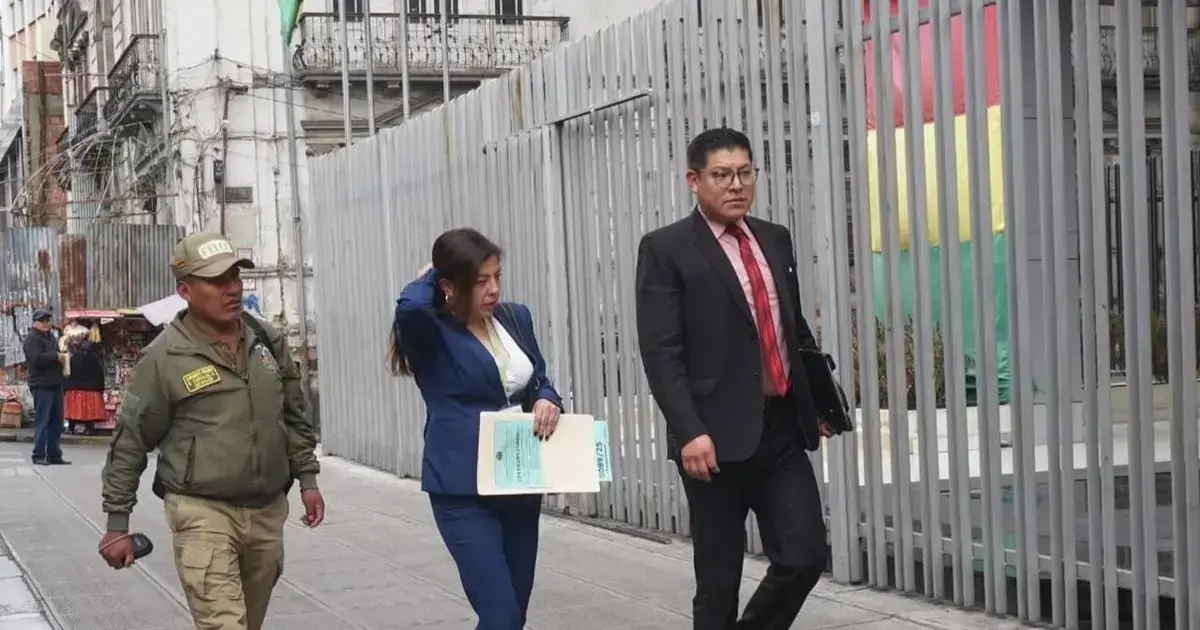 La Fiscalía y Policía realizaron el registro de las oficinas de YPFB en La Paz.