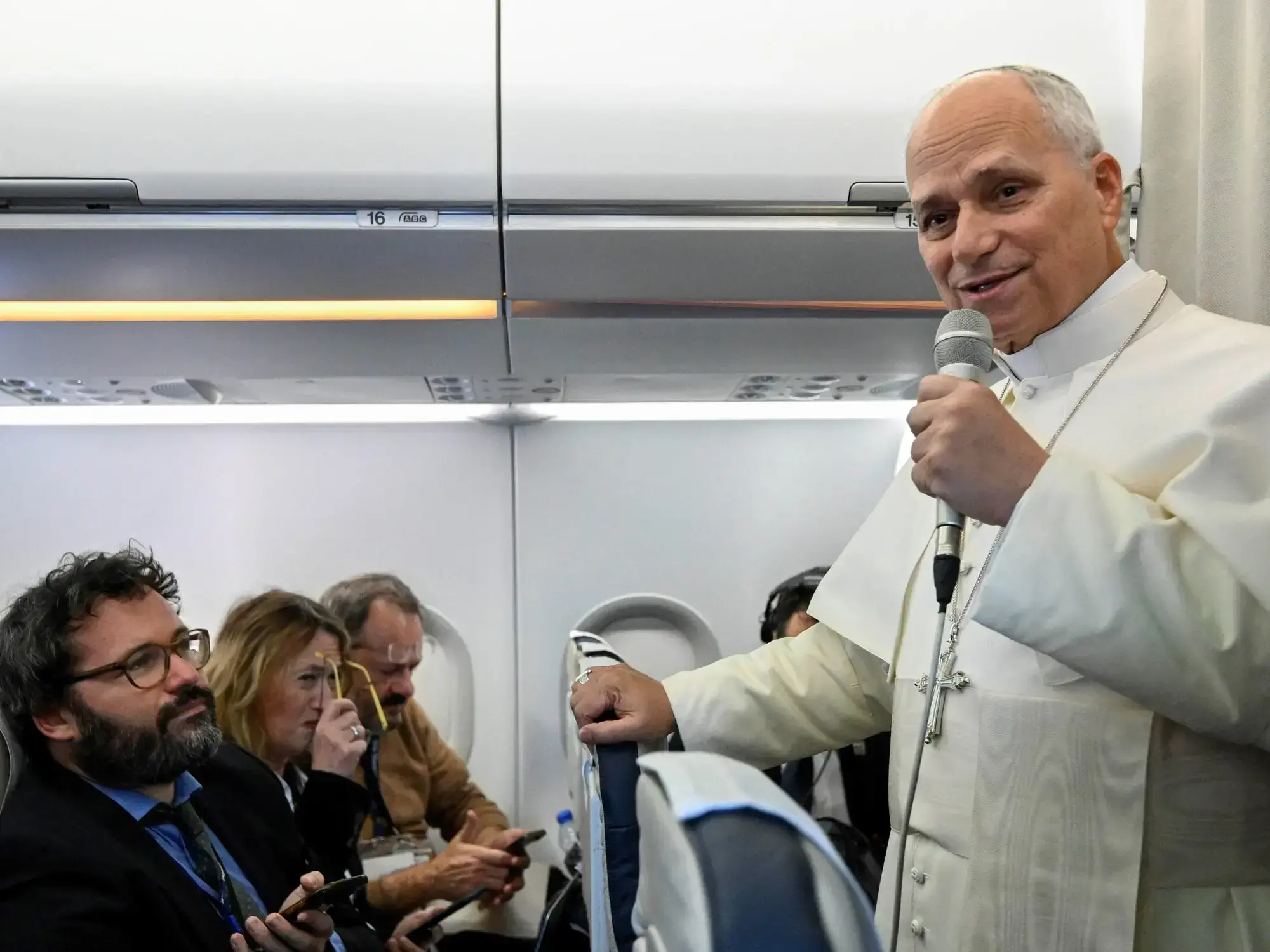 El Papa León XIV habla con la prensa en el vuelo de regreso a Roma.