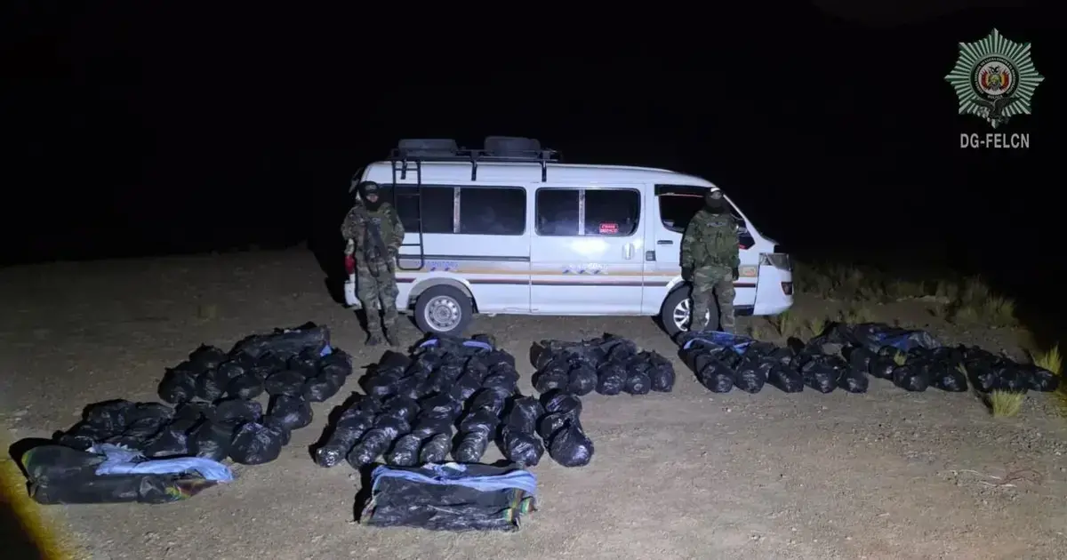 Minibús adaptado para transportar cargamento de droga, sin asientos de pasajeros.