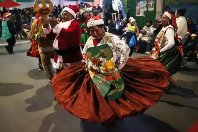 Comerciantes y artesanos durante el desfile navideño en las calles de La Paz.