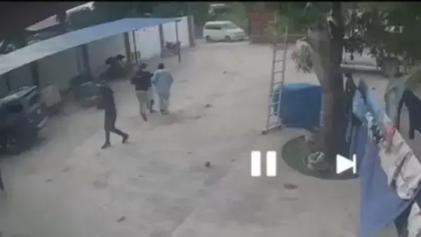 El momento en el que los encapuchados se llevan al ciudadano.