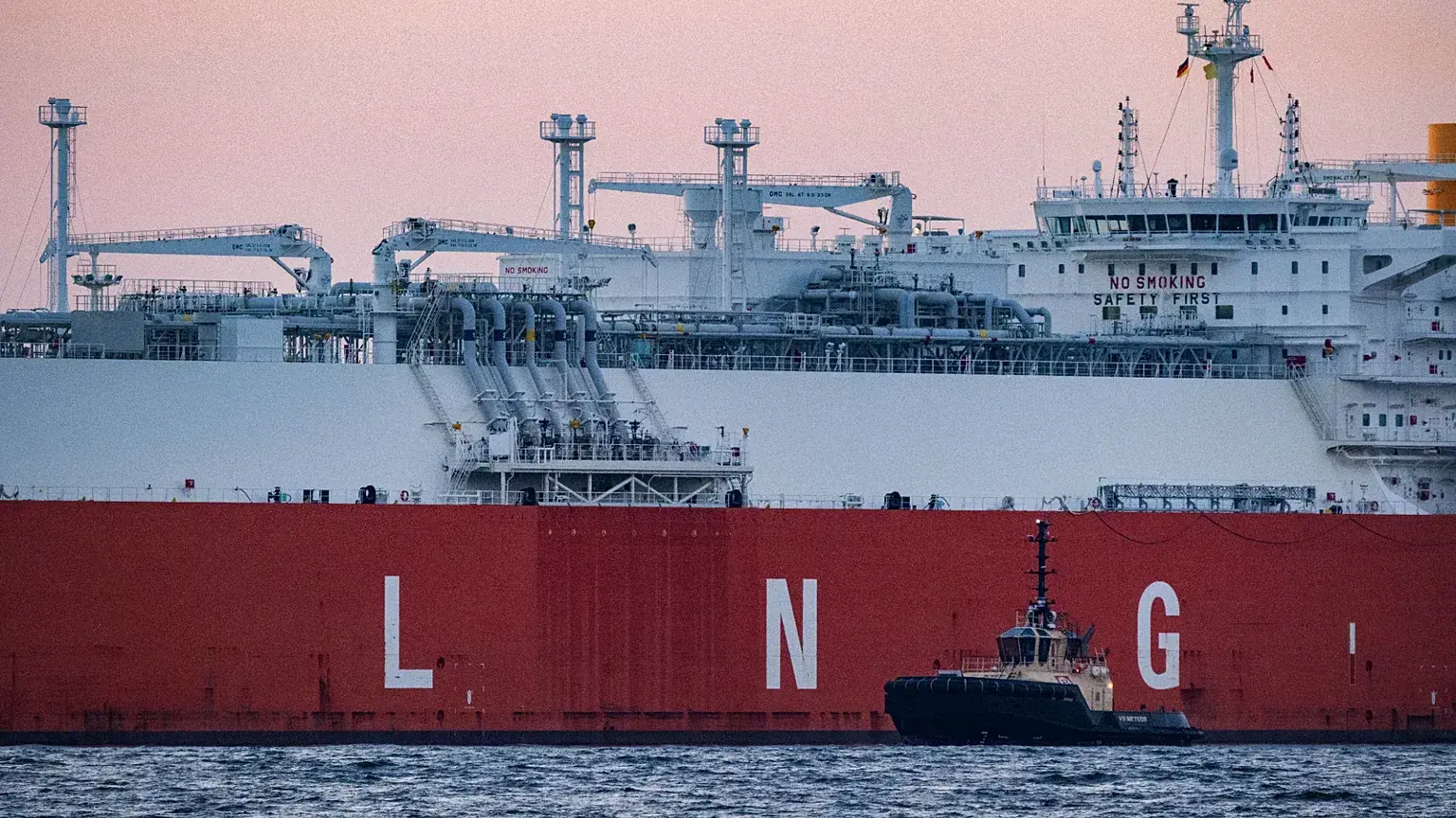 El buque metanero 'Hellas Diana' transporta GNL a la terminal energética 'Deutsche Ostsee' en Mukran, Alemania.