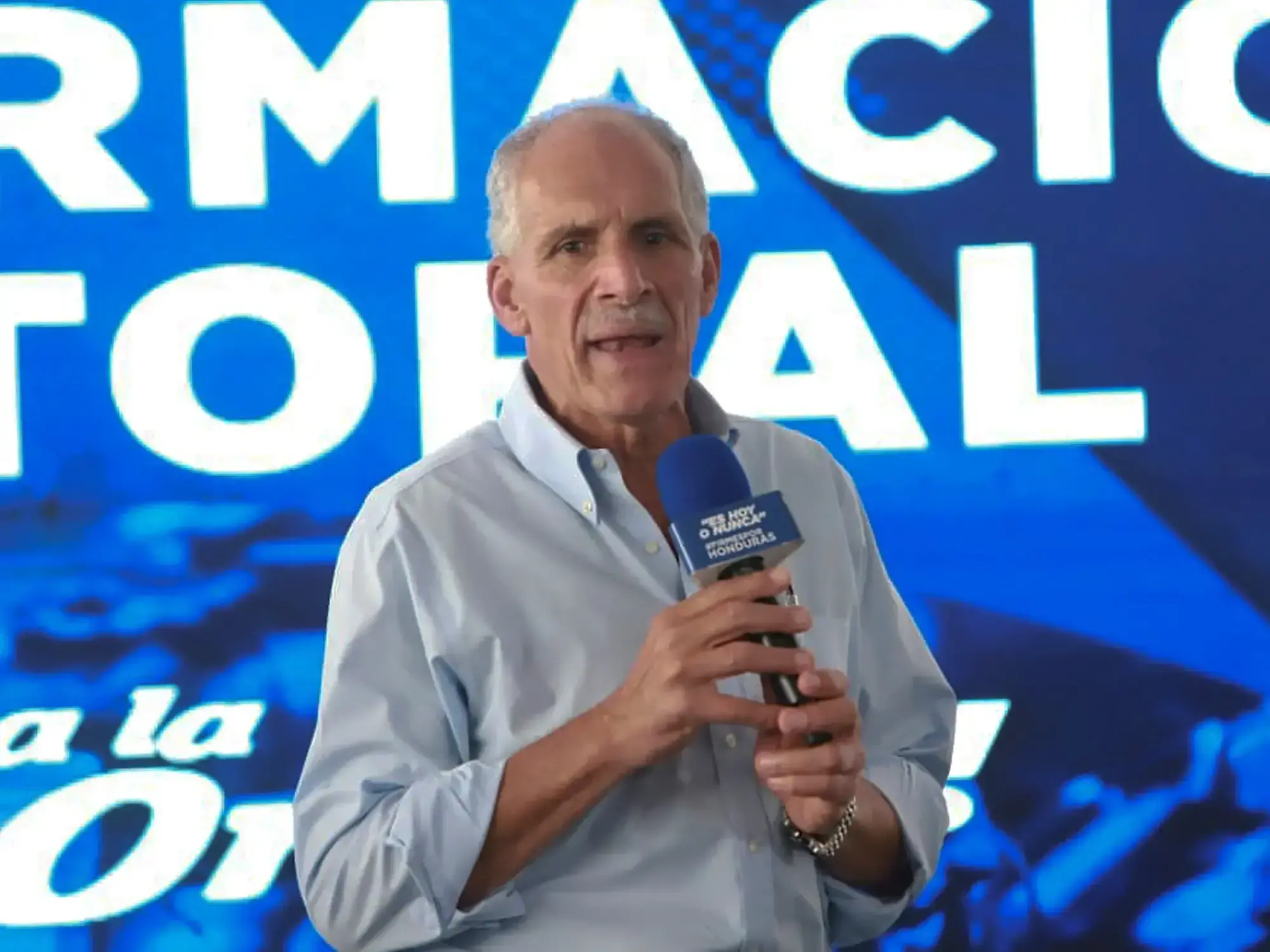 El candidato Nasry Asfura habla durante un evento en Tegucigalpa.