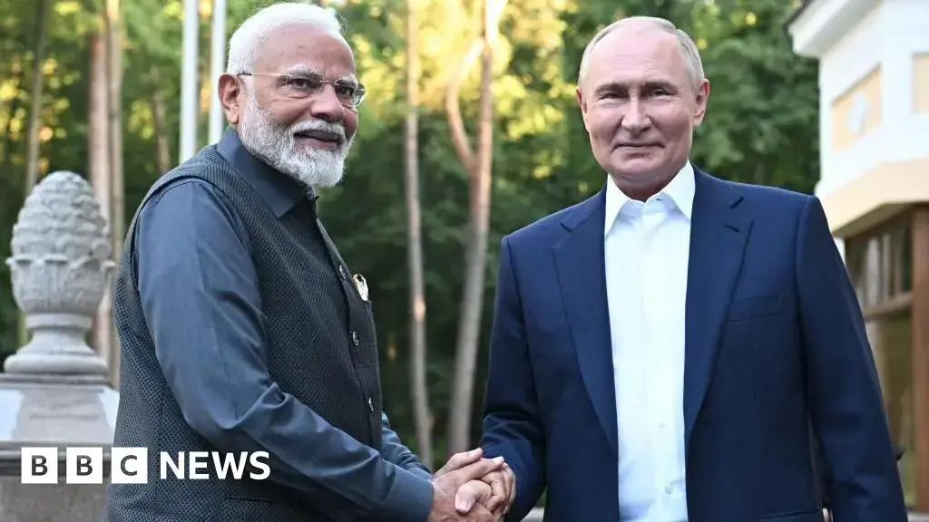 Los primeros ministros Narendra Modi y Vladimir Putin se saludan