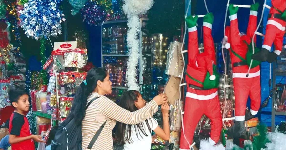 Personajes navideños como Papa Noel forman parte de las decoraciones.