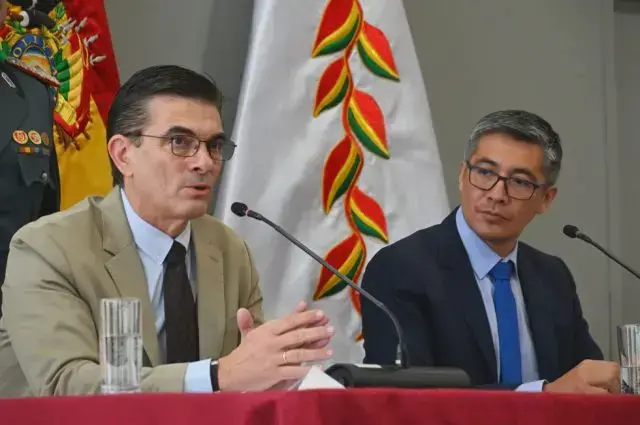 El presidente Rodrigo Paz y el ministro Gabriel Espinoza en el anuncio de la eliminación de impuestos.