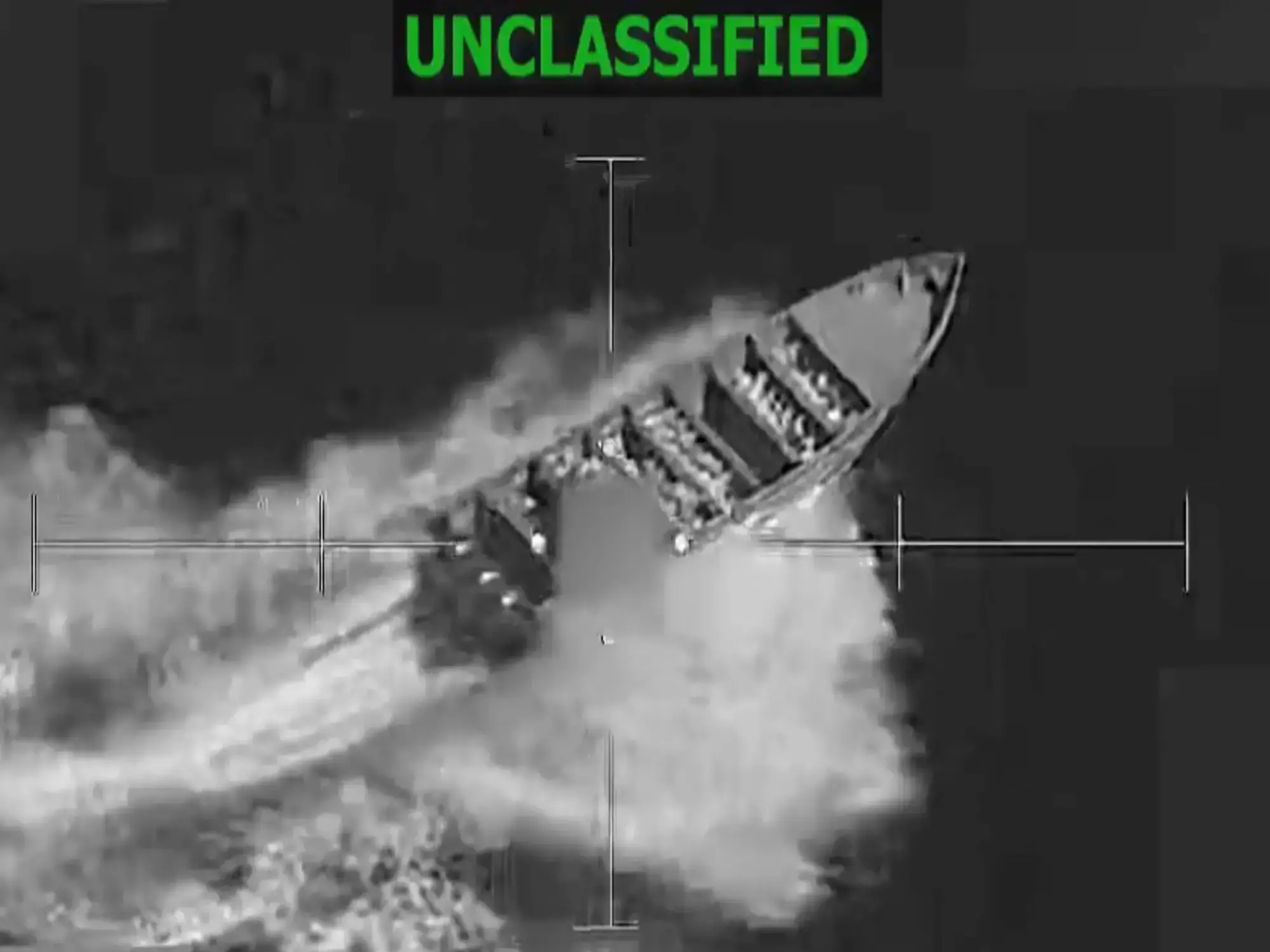 Captura de pantalla muestra una lancha antes de ser impactada en el mar Caribe.