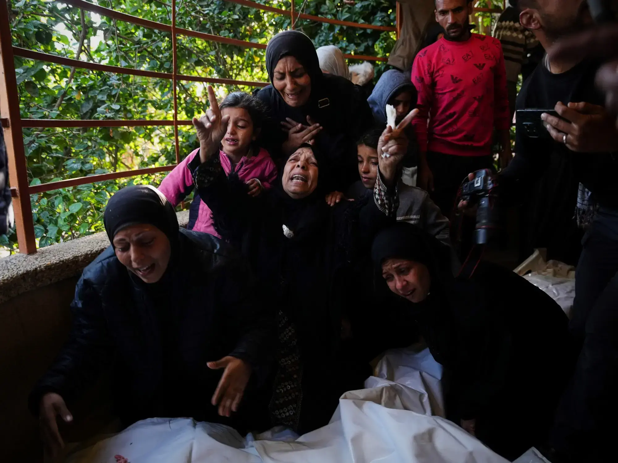 Gazatíes lloran las víctimas de un nuevo ataque israelí en Gaza, con un saldo de dos niños muertos.