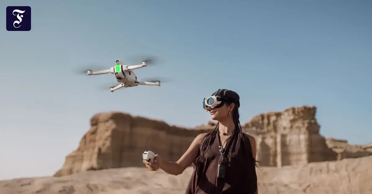 La dron A1 de Antigravity con sus brazos desplegados, lista para el vuelo.