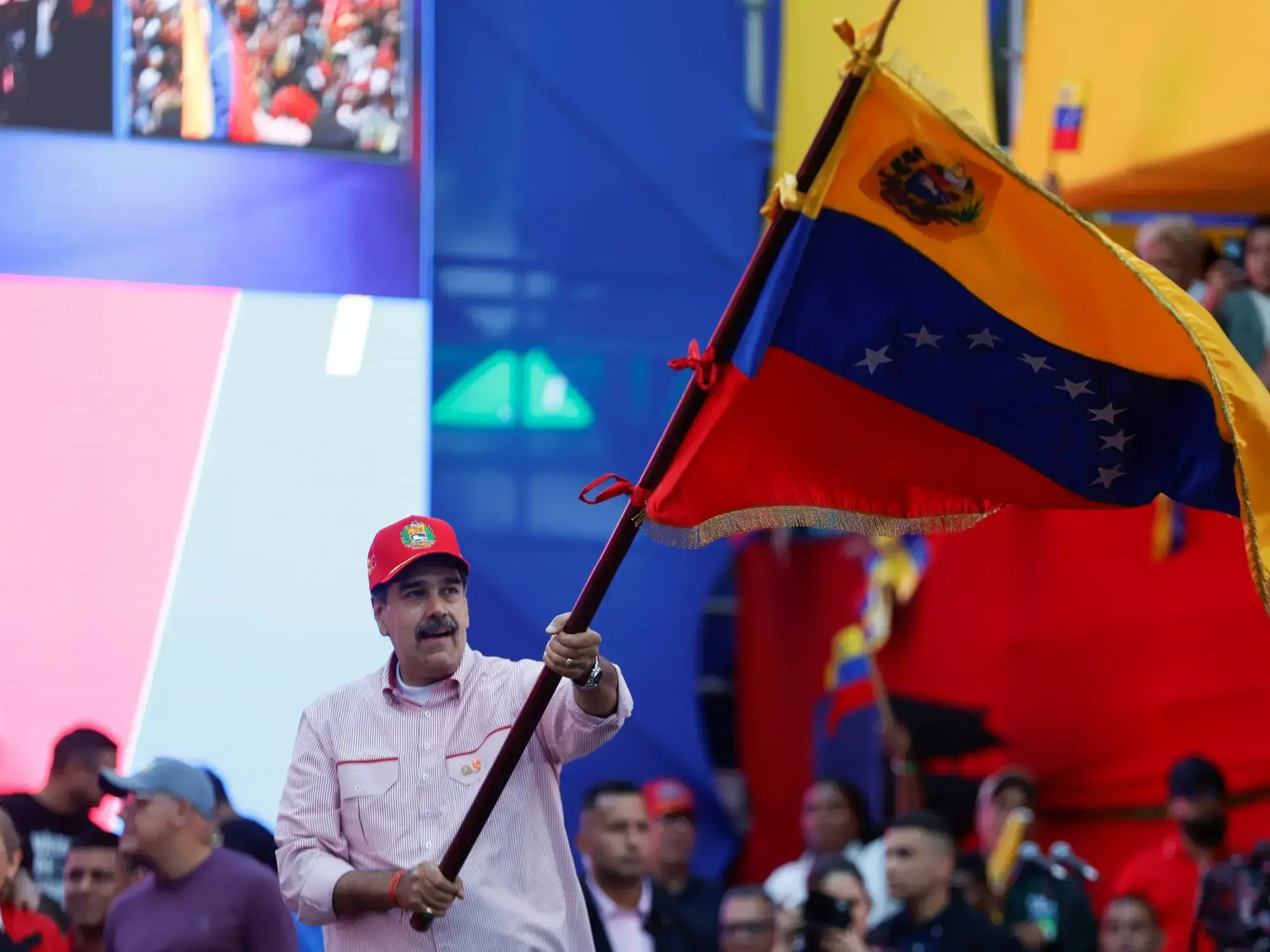 Nicolás Maduro bailó y agitó banderas en un acto con seguidores en Caracas, este lunes.