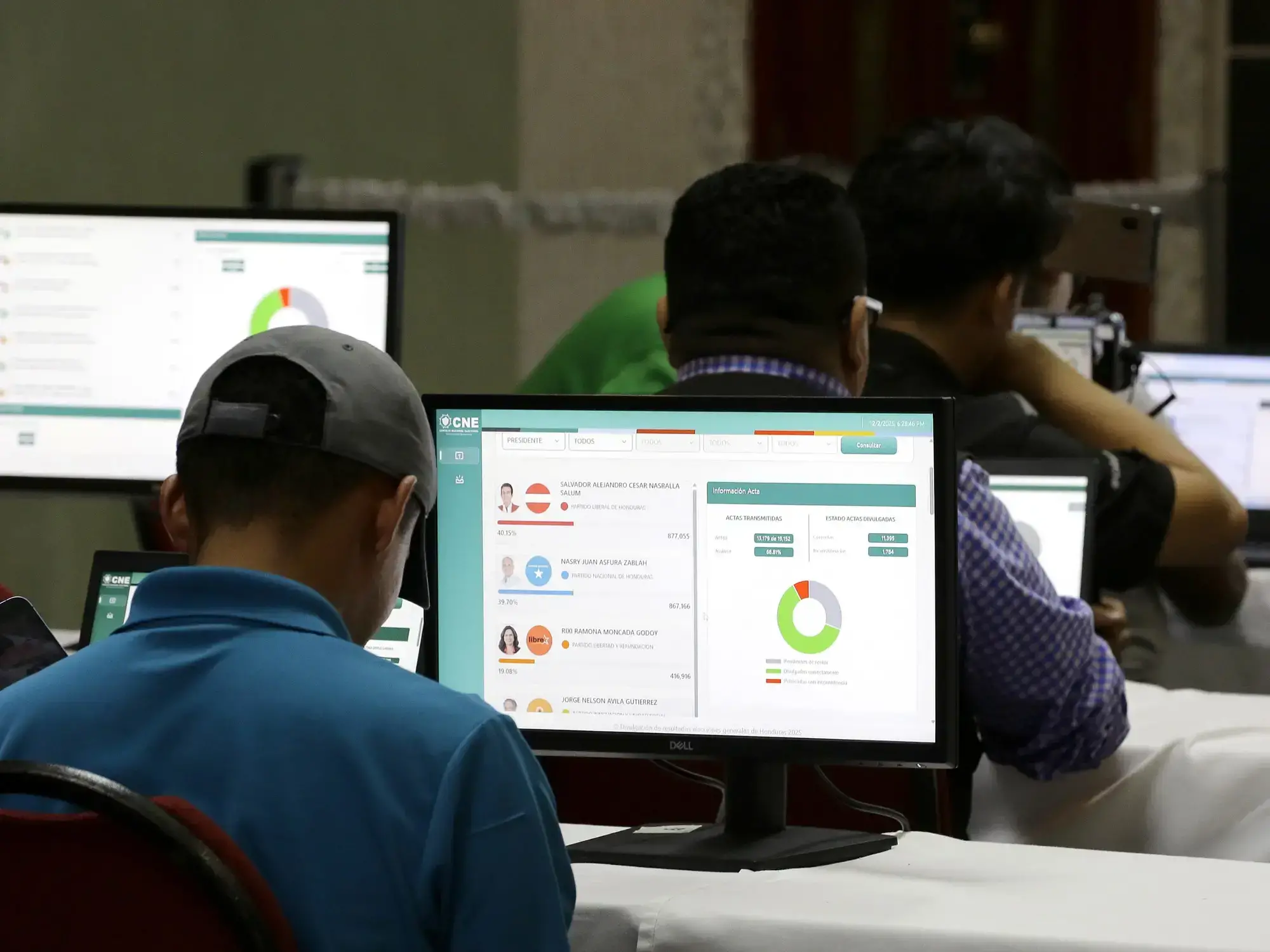 Una persona observa los resultados parciales de las elecciones presidenciales en Tegucigalpa.