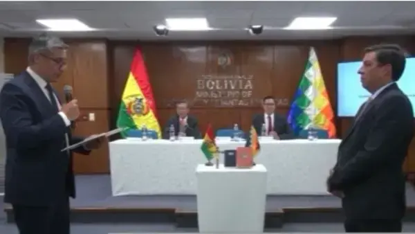 José Gabriel Espinoza y Carlos Jáuregui durante el acto de posesión.