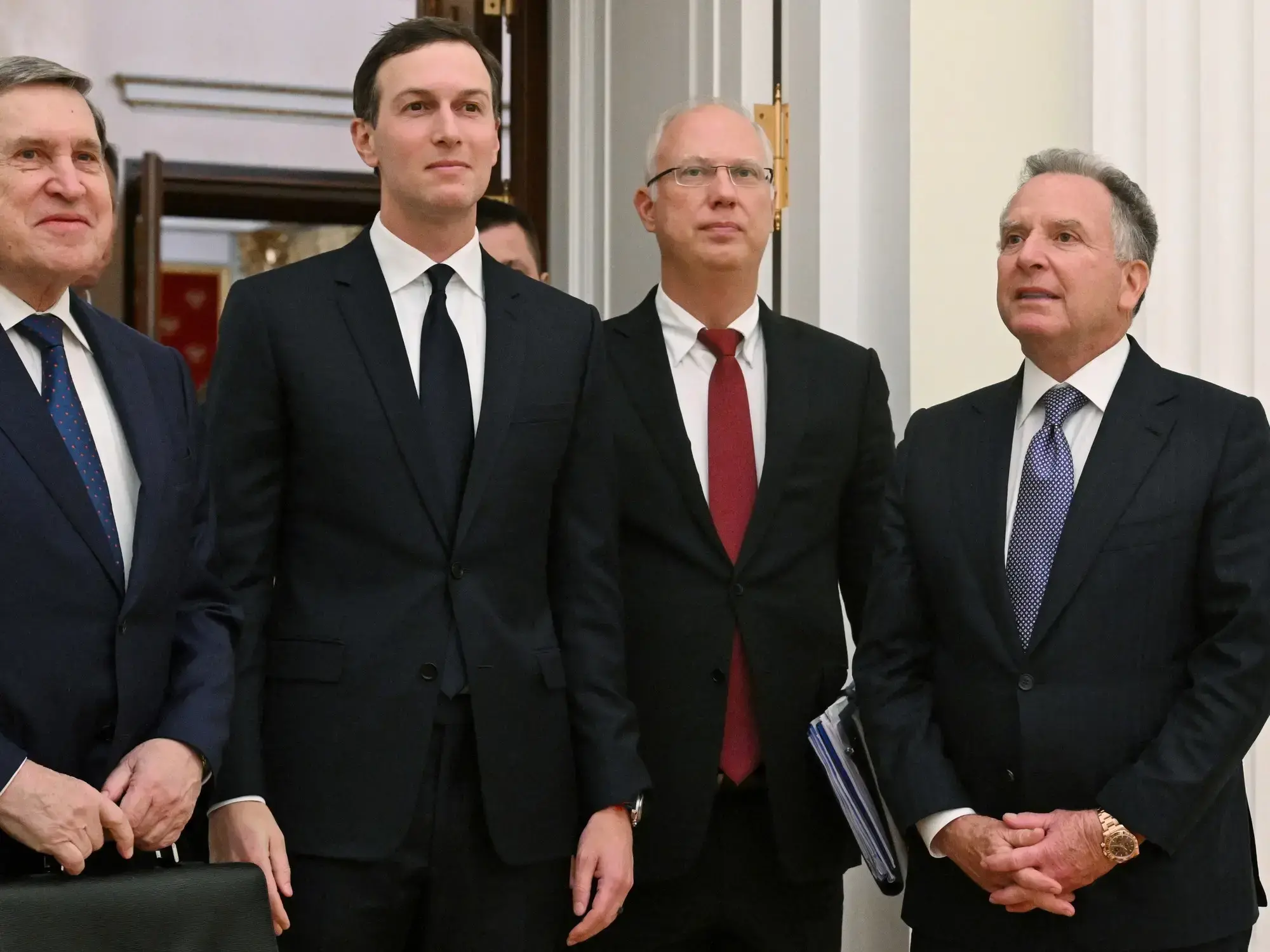 El enviado especial de EE. UU., Steve Witkoff, y Jared Kushner, en una reunión con representantes rusos.
