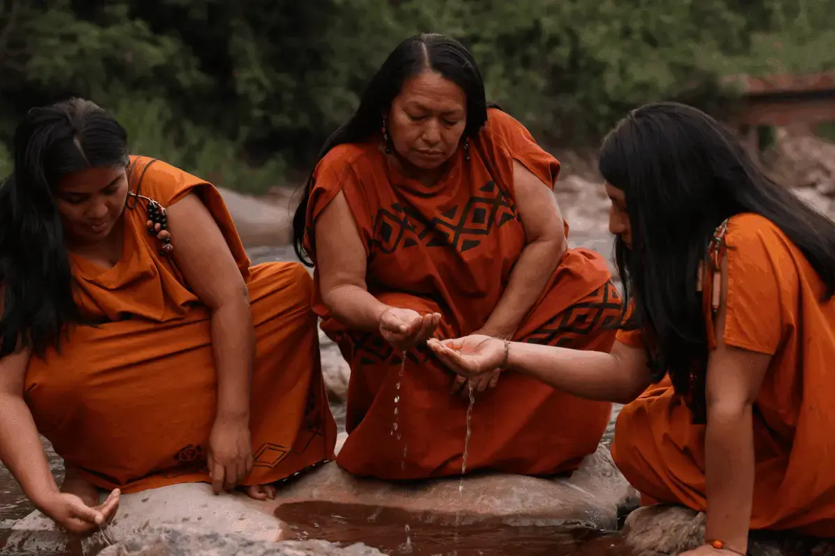 Mujeres indígenas en la Amazonía peruana nombran y protegen los manantiales de su territorio.