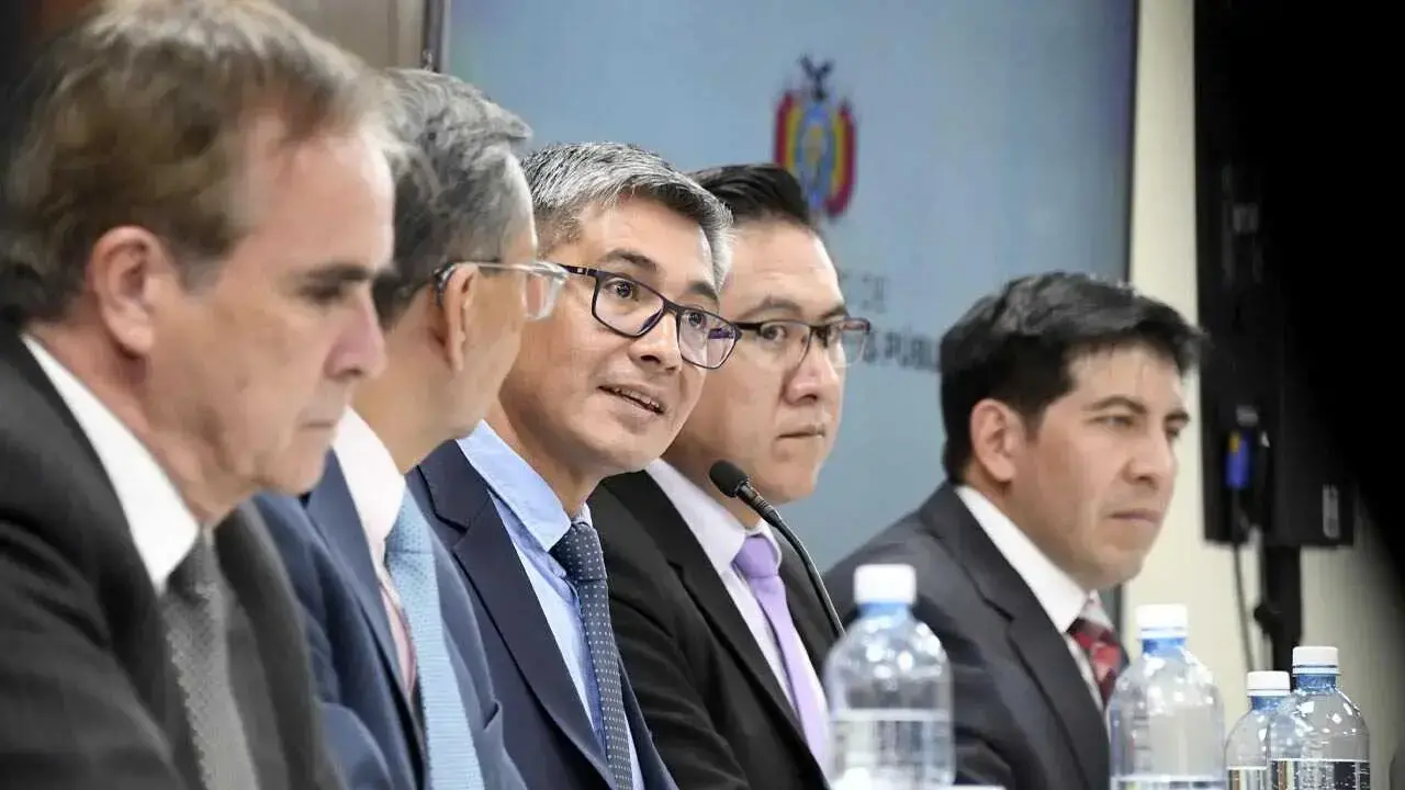 El ministro de Economía, Gabriel Espinoza, en conferencia de prensa.