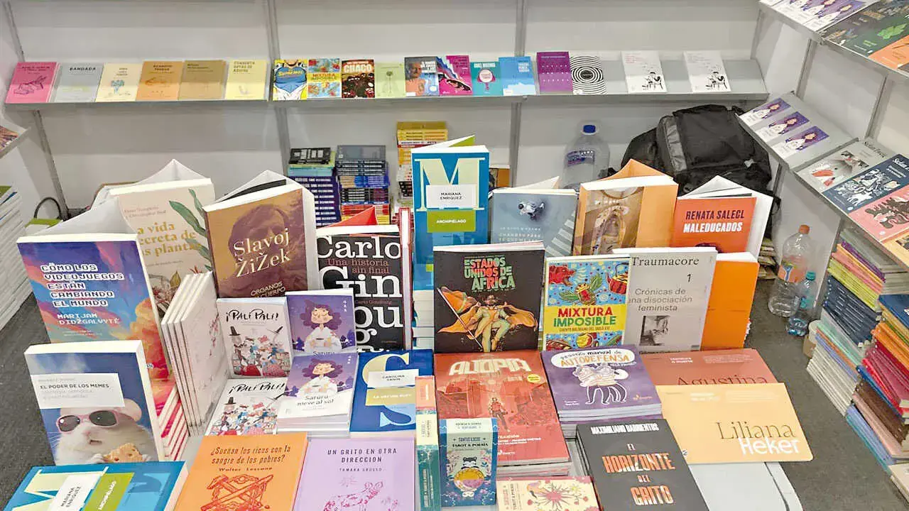 Libros de la Editorial El Cuervo en la FIL de Guadalajara.