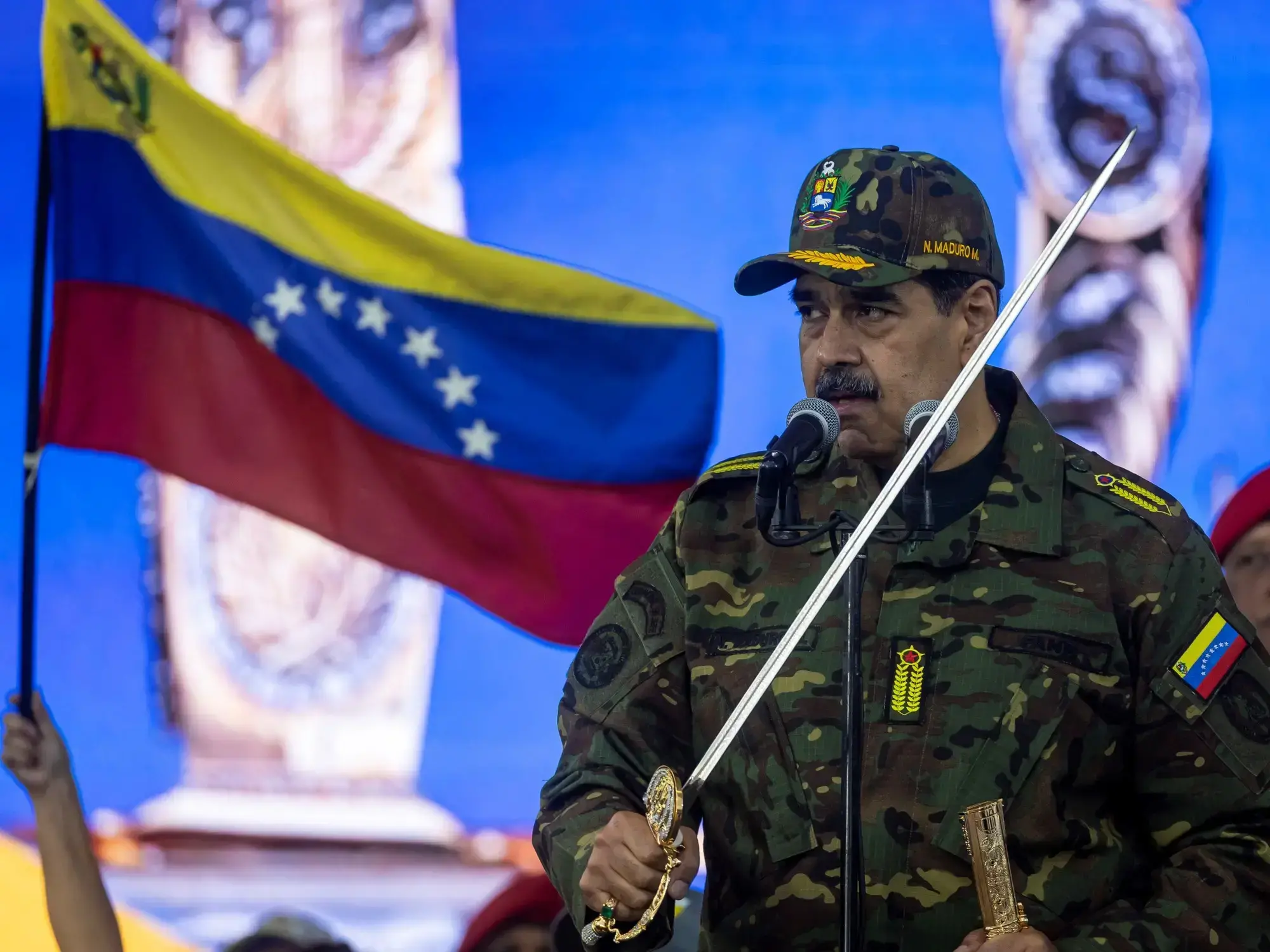 El presidente de Venezuela, Nicolás Maduro, habla sosteniendo la Espada del Perú, en Caracas.