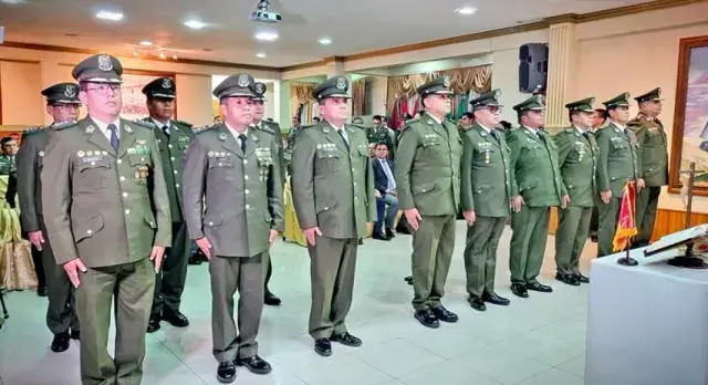 Los nuevos jefes policiales juran a sus cargos durante la ceremonia de este jueves en La Paz.