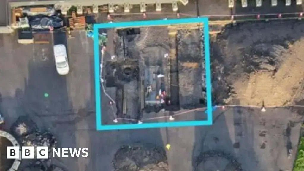 Excavaciones bajo una carpa en el sitio del antiguo hogar de Tuam.