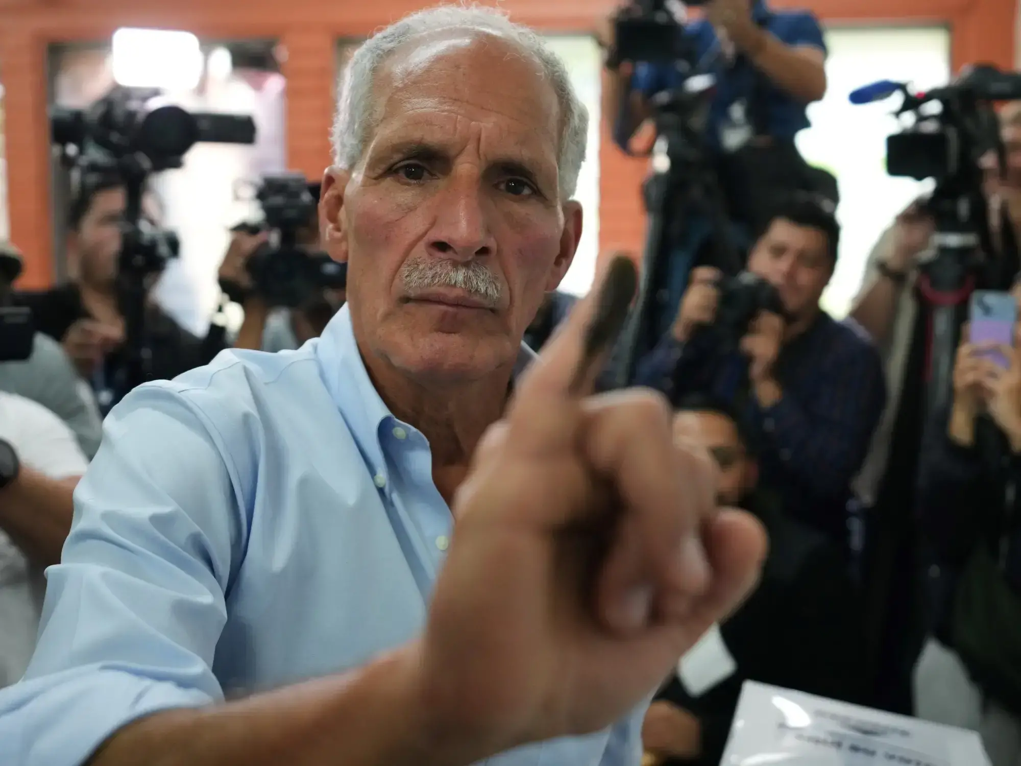 El candidato Nasry Asfura tras votar en Honduras.