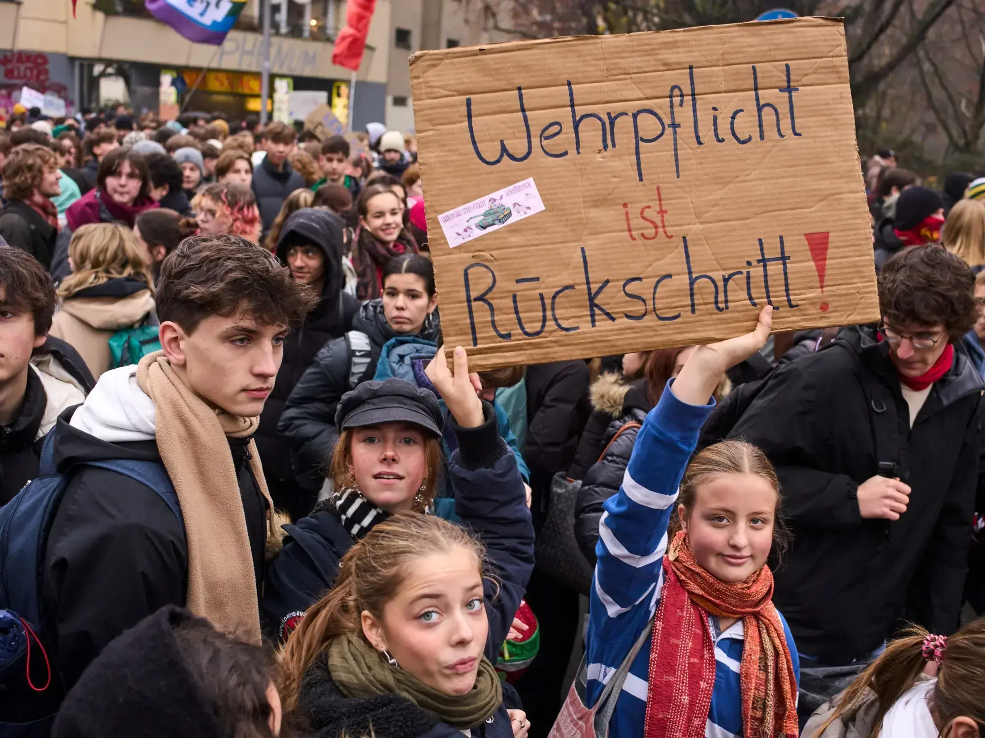 Un cartel con un enorme 'No' al servicio militar frente al Reichstag.