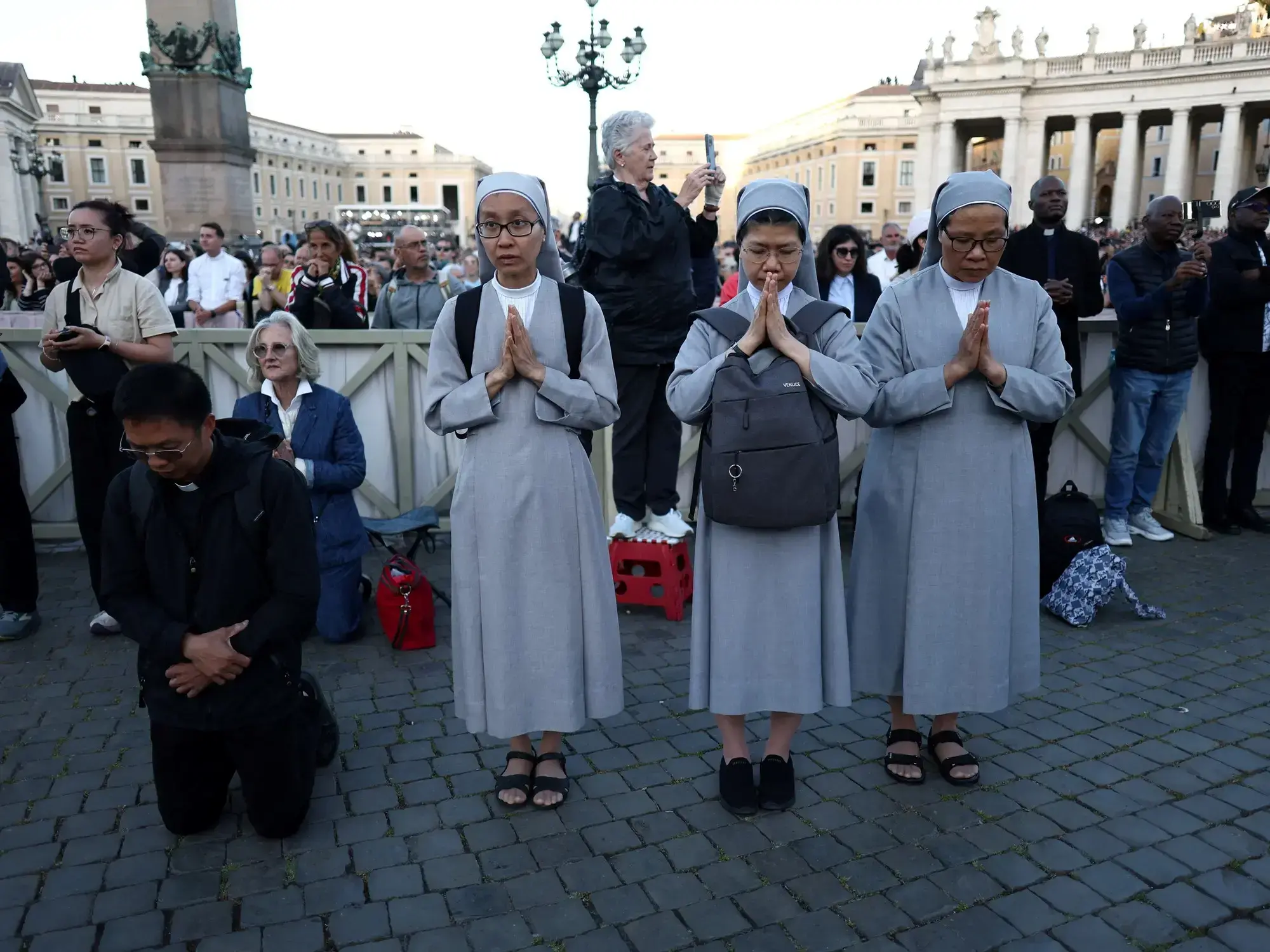 Mujeres rezan en la Plaza de San Pedro