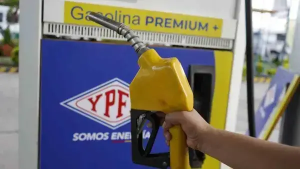 Foto ilustrativa de un surtidor de gasolina