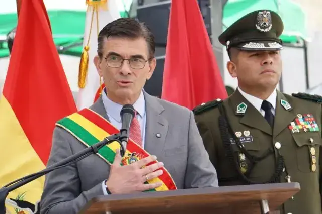El presidente Rodrigo Paz durante el acto de egreso de oficiales de la Policía Nacional.