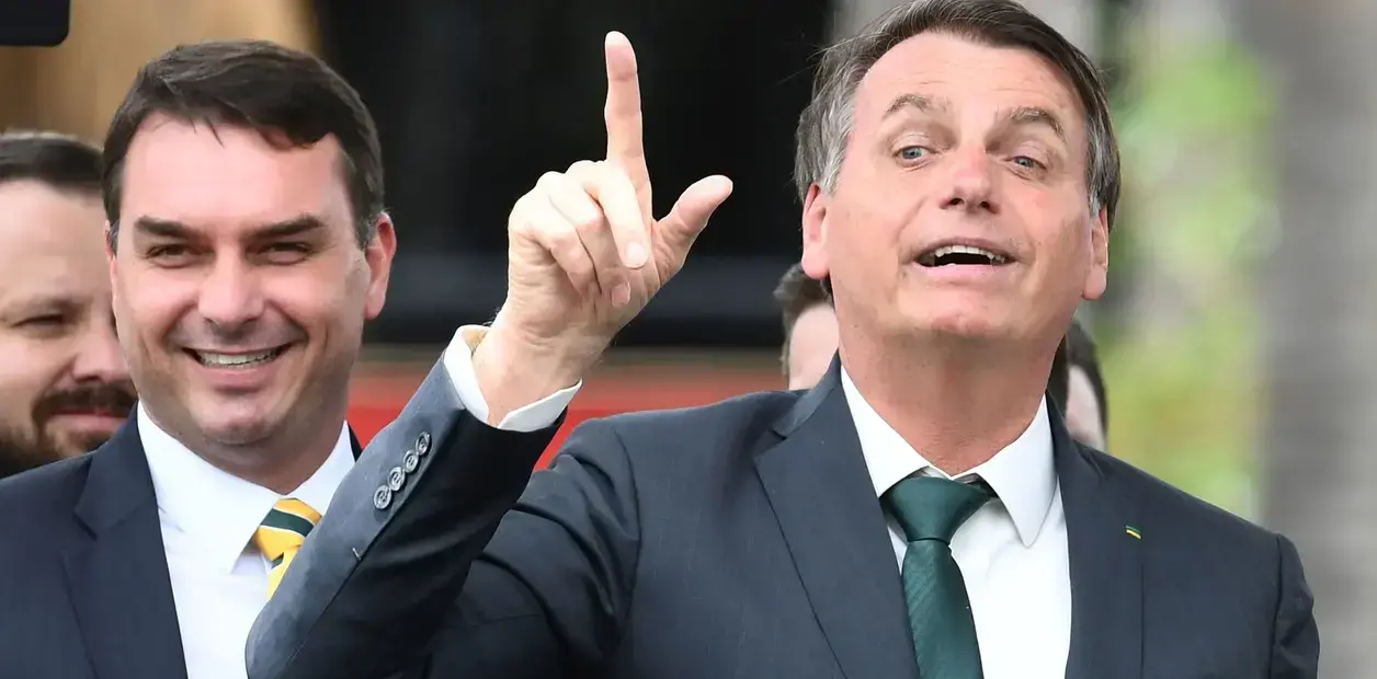 El ex presidente de Brasil, Jair Bolsonaro, y su hijo Flavio, en una imagen de 2019, en Brasilia.