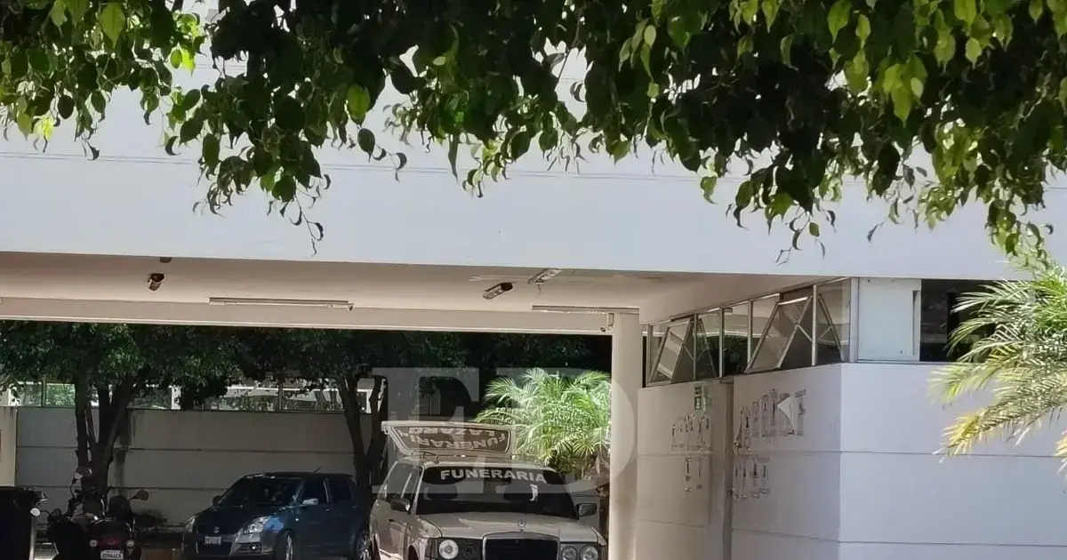 Los restos del hombre asesinado fueron trasladados a la morgue en la capital cruceña.