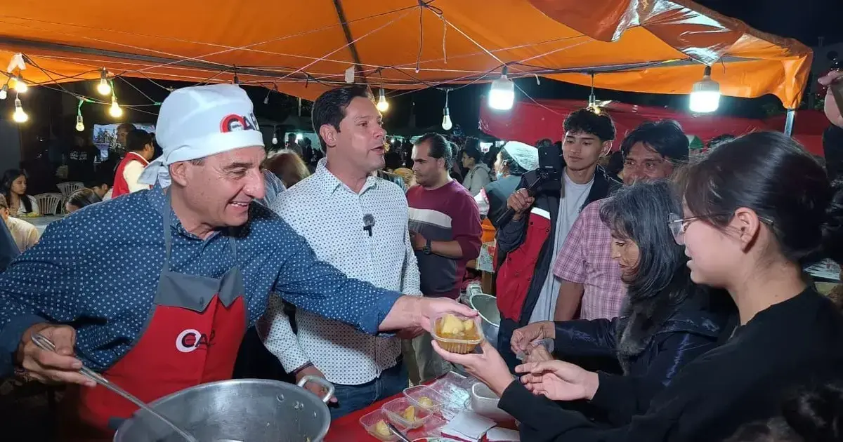 El alcalde de Tarija sirve la picana que hizo con sus propias manos.