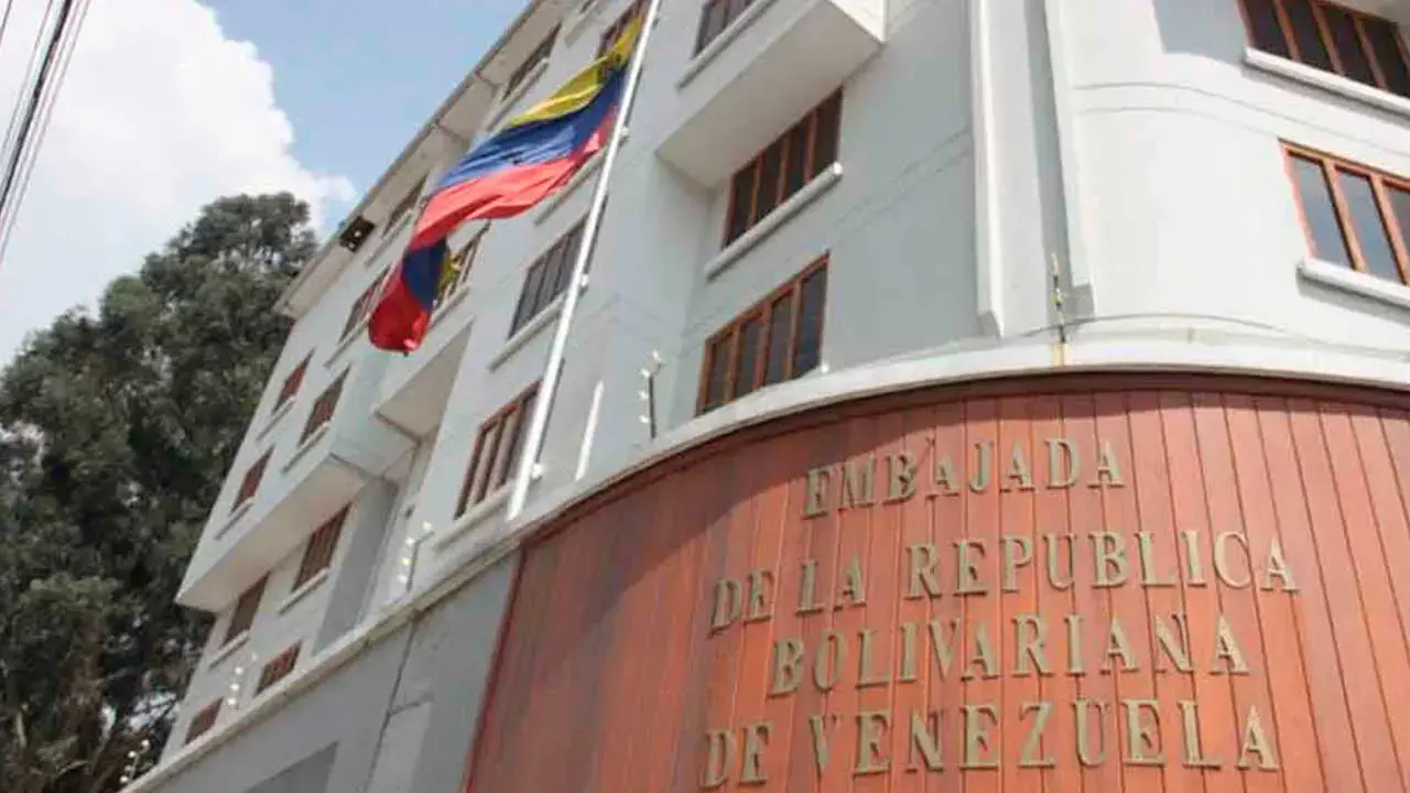 Frontis de la embajada de Venezuela.