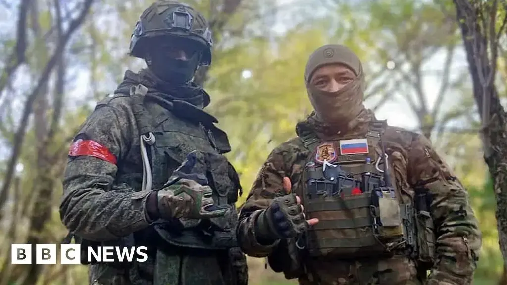 David Kuloba, un joven keniano, posa con un combatiente ruso tras ser reclutado.