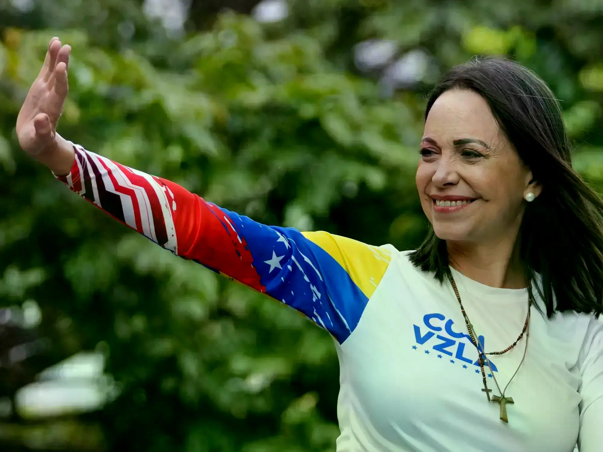 Maria Corina Machado saluda a seguidores durante una marcha en Caracas en julio de 2024.