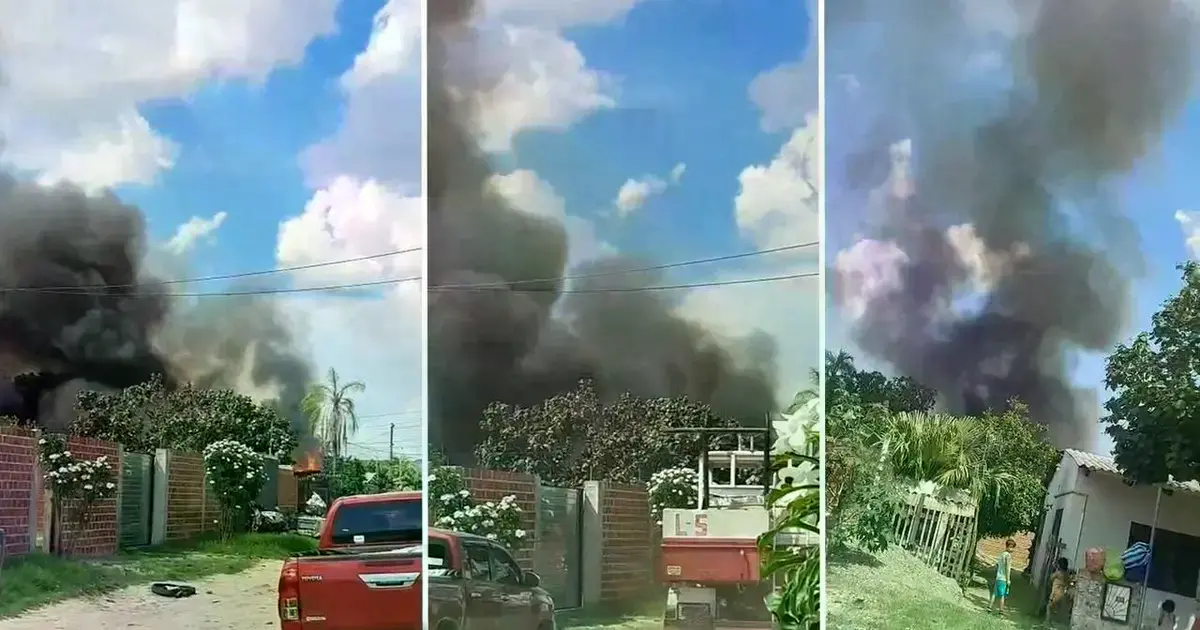 Incendio en una vivienda mientras vecinos piden la intervención de los bomberos.
