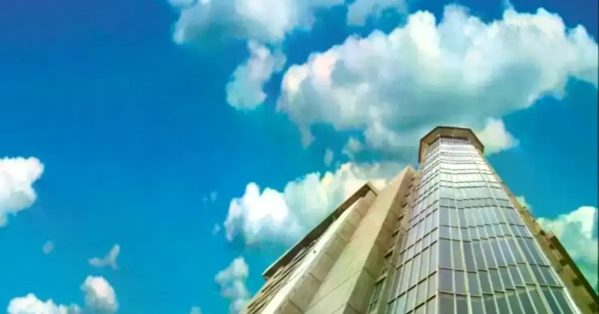 Personas realizando trámites en oficinas de la Contraloría General del Estado.