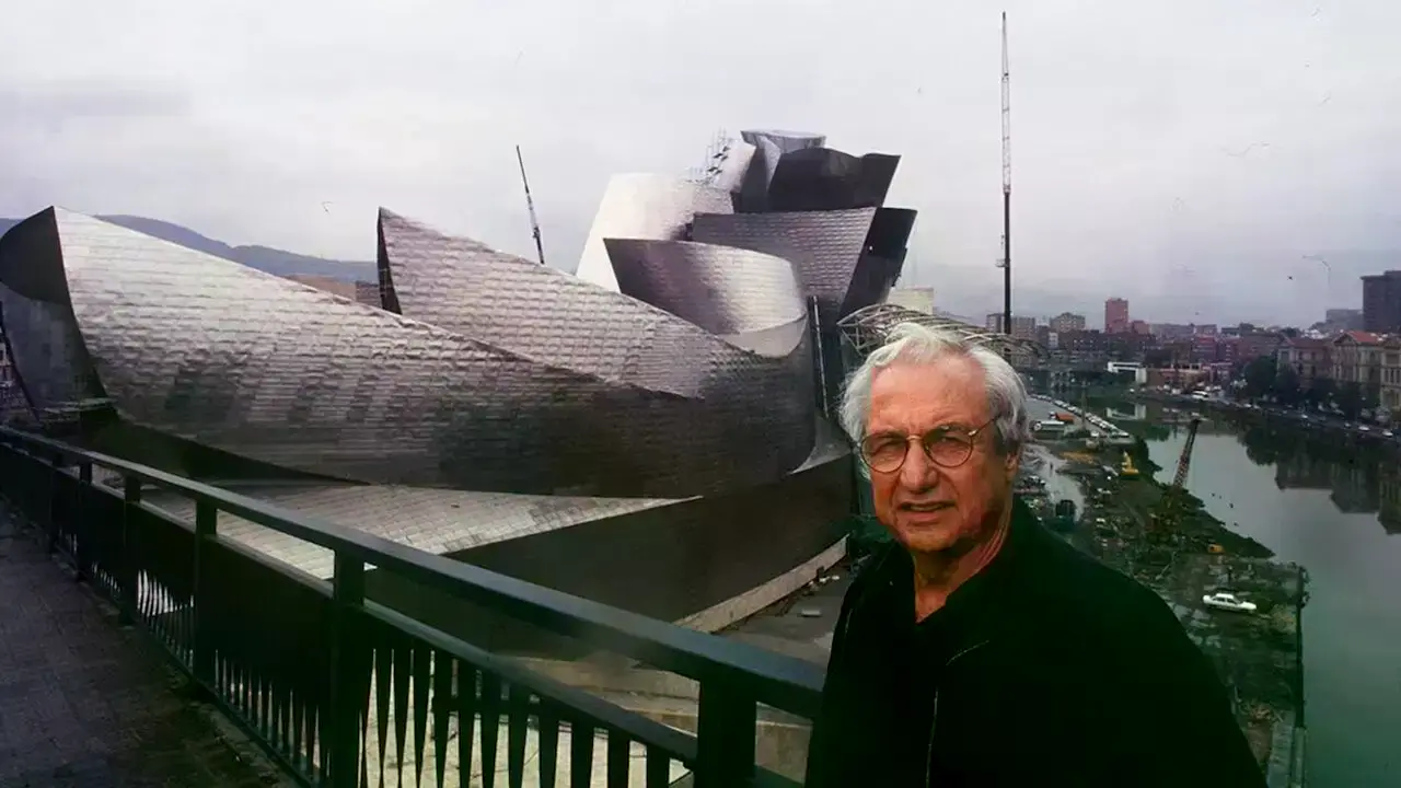 Frank Gehry, arquitecto, posando frente al Museo Guggenheim Bilbao, en abril de 1997.