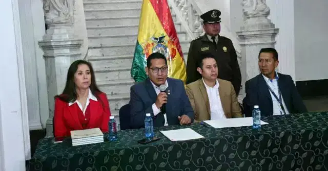 Apertura del libro de actas notariadas para la recepción de documentación de postulantes a vocalías del TSE.