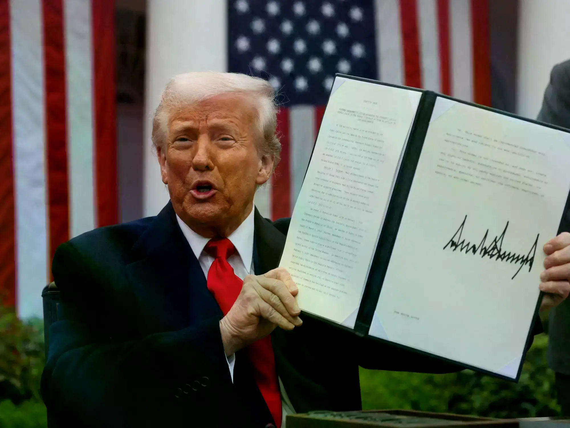 Donald Trump firma un decreto sobre aranceles a productos importados en la Casa Blanca.