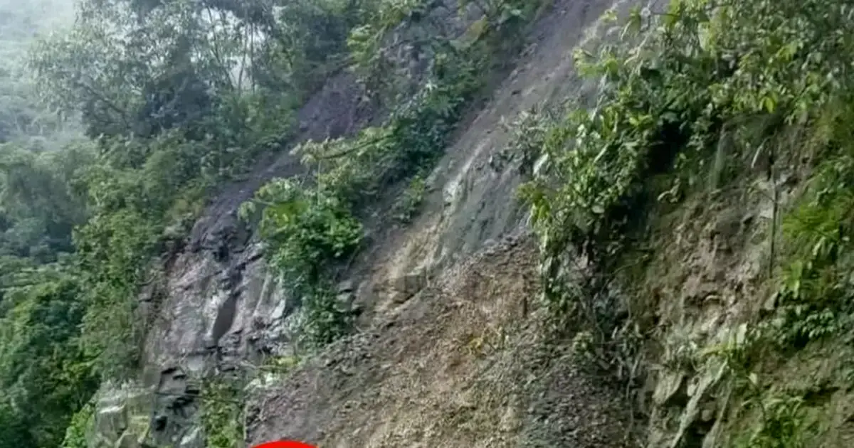 El vehículo quedó sepultado bajo tierra y rocas.