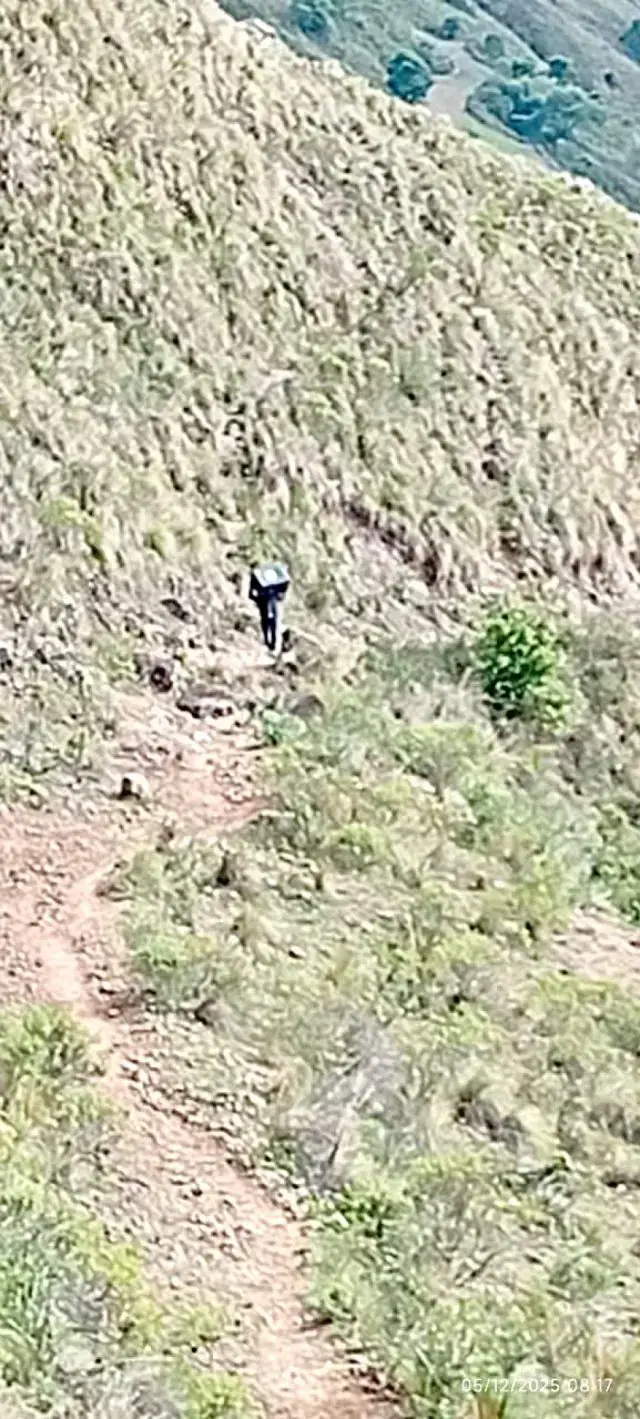 Operador Moisés Osina cruza un río con la maleta biométrica para llegar a Puma Ckasa, Culpina.